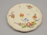 une assiette avec des fleurs posée sur une table