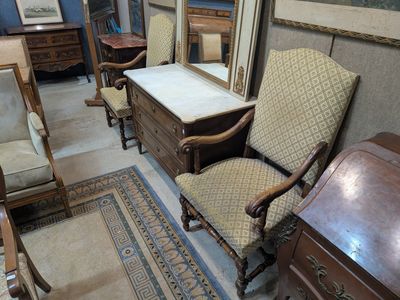 une pièce contenant beaucoup de meubles
