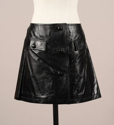 une jupe en cuir noir sur un mannequin, un mannequin, un mannequin, un mannequin, un mannequin, un mannequin, un mannequin, un mannequin, un mannequin, un mannequin, un mannequin, un mannequin, un mannequin, un mannequin, un mannequin, un mannequin, un mannequin, un mannequin, un mannequin, un mannequin, un mannequin, un mannequin, un mannequin, un mannequin, un mannequin, un mannequin, un mannequin, un mannequin, un mannequin, un mannequin, un mannequin, un mannequin,