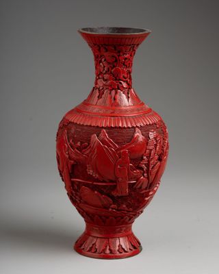 un vase rouge orné d'une image représentant un bateau