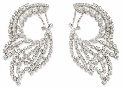 une paire de boucles d'oreilles en diamant, signée Van Cleef