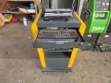 une image représentant un poste de travail équipé d'un clavier et d'un écran