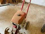 une petite barre de commande rouge posée par terre dans un garage