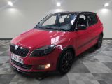 la voiture rouge est garée sur le sol en damier du garage
