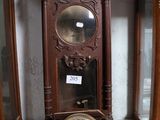 une horloge posée par terre devant deux miroirs