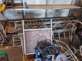 beaucoup d'outils et de matériel dans un garage