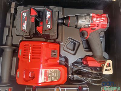 deux outils qui se trouvent dans une boîte posée sur la table