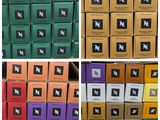 De nombreuses boîtes de chocolats sont empilées les unes sur les autres