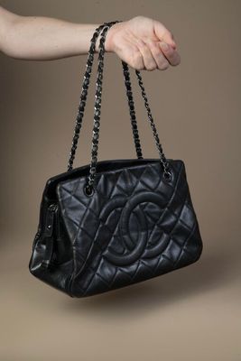 Sac à main Chanel en cuir matelassé noir avec bandoulière à chaîne