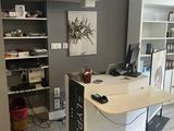 un bureau avec un ordinateur dans le coin d'une pièce