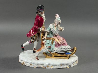 une figurine représentant un homme et une femme sur un traîneau