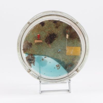 une image représentant un petit objet rond avec un étang au milieu