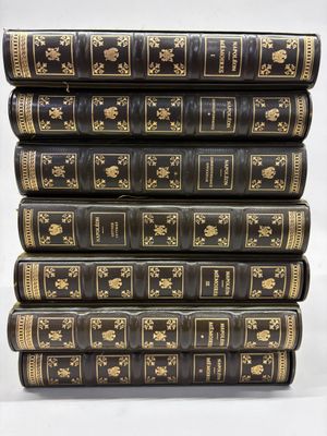 six livres empilés les uns sur les autres sur une surface blanche