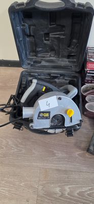 une photo d'une boîte à outils posée par terre