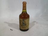 une bouteille de vin posée sur une table