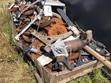 un tas de vieux objets métalliques rouillés par terre