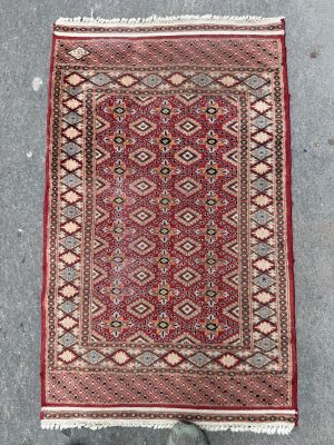 TAPIS en laine à motifs de géométriques sur fond rouge