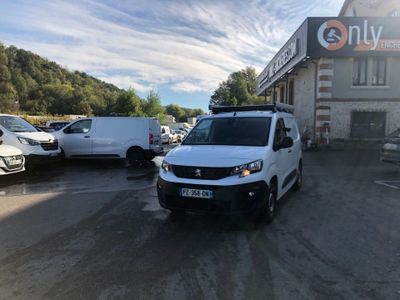 une camionnette blanche garée dans un parking
