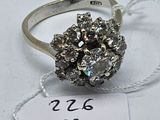 une image représentant une bague en argent ornée d'un groupe de diamants