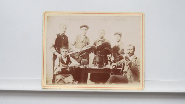 Divers : Fabricants de brosses. Photographie (format 11.2 x 8.6cm...