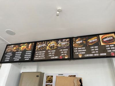 les menus affichés au mur au-dessus du comptoir du restaurant