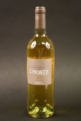 une bouteille de vin blanc posée sur une table