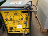 une machine posée à même le sol dans un entrepôt