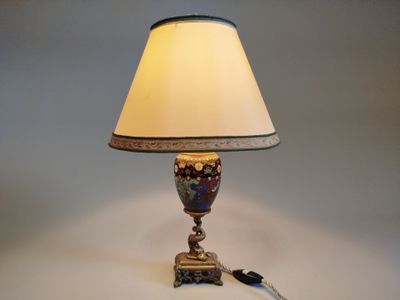 une lampe posée sur une table à côté d'un abat-jour
