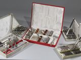 plusieurs pièces d'argenterie dans un coffret posé sur une table