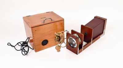 une boîte en bois contenant une loupe et une boîte en bois contenant une loupe