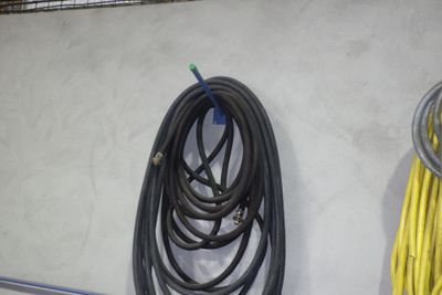 un tas de tuyaux accrochés au mur les uns à côté des autres