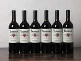 six bouteilles de vin rouge sont alignées sur une table