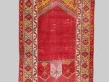 un tapis rouge et jaune orné d'un motif rouge et jaune