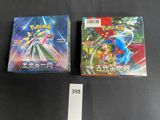deux boîtes de cartes à collectionner Pokémon posées sur une table, avec une étiquette de prix