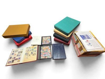 un grand nombre de livres posés sur une table