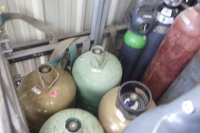 de nombreux types différents de bouteilles de gaz propane dans un conteneur