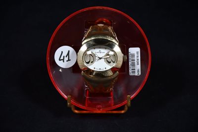 une montre rangée dans un écrin rouge