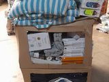 un chariot sur lequel est posée une pile de serviettes pliées