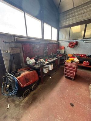l'image d'un garage contenant de nombreux outils