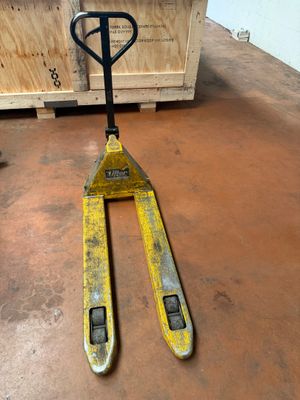 une fourche posée sur une palette