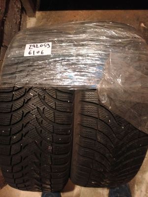une paire de chaussures posée par terre