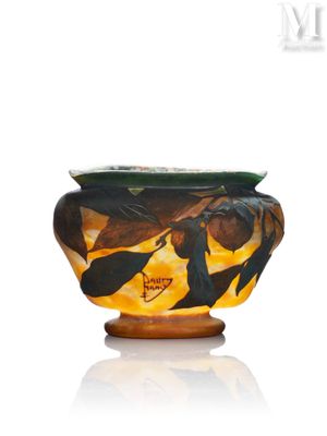 un vase avec un tableau posé sur une table