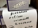 une pile de cartons sur laquelle est accrochée une pancarte