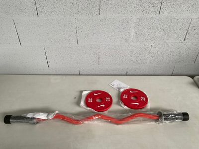 une paire de tuyaux rouges posés sur une table