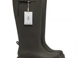 une paire de bottes de pluie avec une étiquette sur le côté