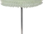 un gros plan d'une lampe de table avec un pied en verre