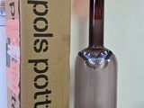 une bouteille de vin posée sur une table à côté d'une boîte