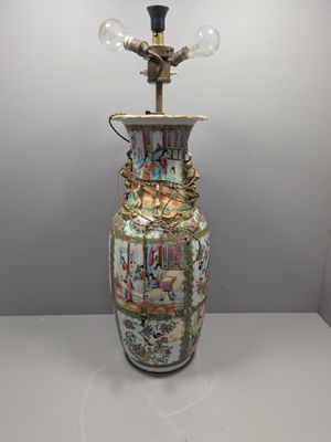 l'image d'une lampe posée sur une table