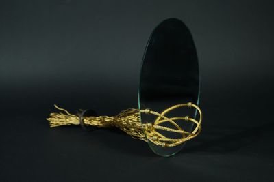 Ecole du XXème siècle Miroir à décor en métal doré tressé.
