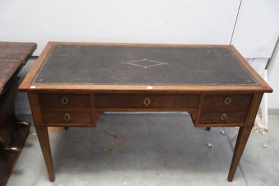 un bureau en bois avec un plateau en cuir et des tiroirs